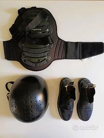 Casco, paraschiena e scarpe per equitazione