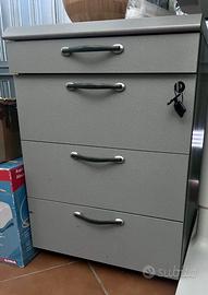 Cassettiera grigia e nera