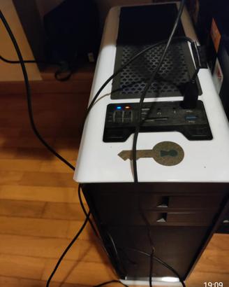 PC fisso da ufficio Windows 10.
