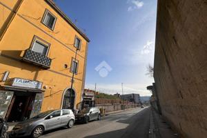 NEGOZIO A NAPOLI
