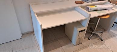 scrivania con rialzo PC 