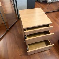 Comodino di legno massiccio fatta dal falegname