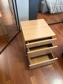 Comodino di legno massiccio fatta dal falegname