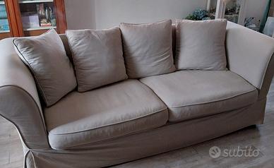 divano a tre posti  