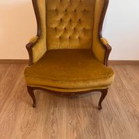 Poltrona vintage in velluto con struttura in legno