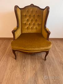 Poltrona vintage in velluto con struttura in legno