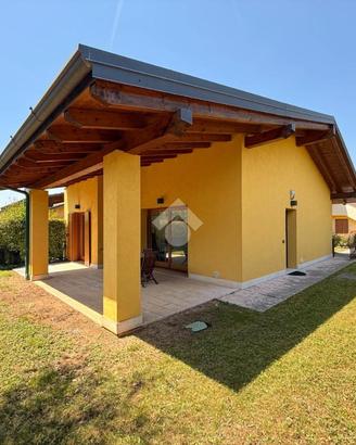 VILLA A SCHIERA A SOIANO DEL LAGO