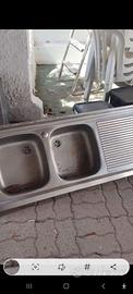 Lavello in acciaio inox con gocciolatoi