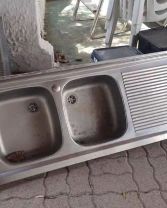 Lavello in acciaio inox con gocciolatoi