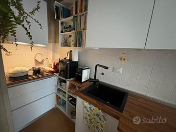 Cucina su misura con top in noce massello