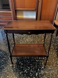 Tavolino in legno scuro con cassetto e ripiano