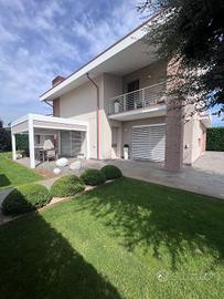 ELEGANTE E MODERNA VILLA DI DESIGN CON DEP