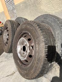 Pneumatici con cerchi