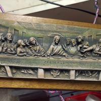 ultima cena in plastica applicata su base di legno