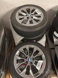 Kit ruote originali BMW con gomme termiche.