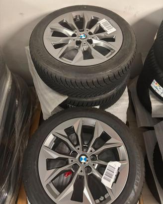 Kit ruote originali BMW con gomme termiche.