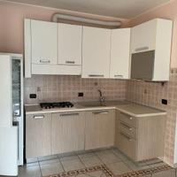 cucina con eletrodomestici