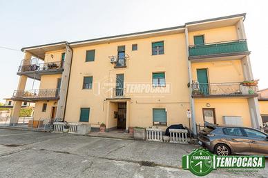 3 LOCALI , BOX CANTINA E POSTO AUTO AL PIANO TERRA