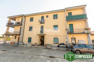 3 LOCALI , BOX CANTINA E POSTO AUTO AL PIANO TERRA