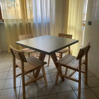Tavolo e sedie come nuovi
