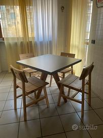 Tavolo e sedie come nuovi