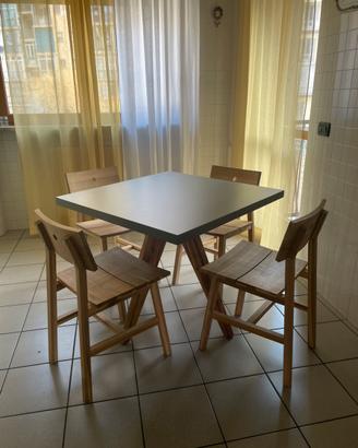 Tavolo e sedie come nuovi