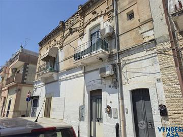 INTERA PALAZZINA SU DUE LIVELLI ZONA PIAZZA DE