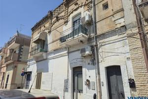 INTERA PALAZZINA SU DUE LIVELLI ZONA PIAZZA DE