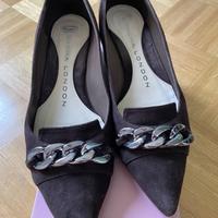 Décolleté scamosciate marroni con catena