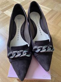 Décolleté scamosciate marroni con catena