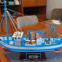 modellino in legno di peschereccio