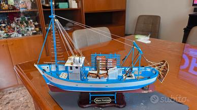 modellino in legno di peschereccio