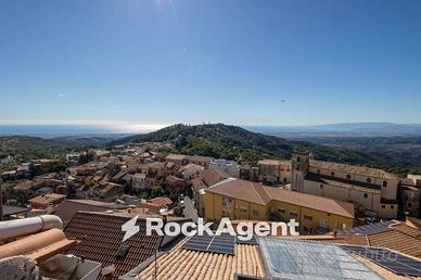 Casa indipendente di 180 m² con più di 5 locali a 