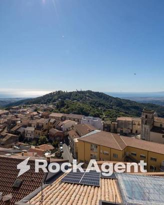 Casa indipendente di 180 m² con più di 5 locali a 