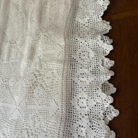 Copriletto fatto a uncinetto a mano