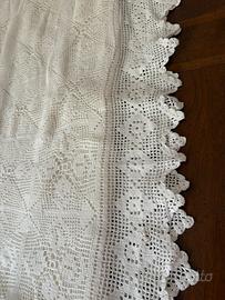 Copriletto fatto a uncinetto a mano