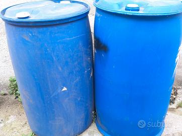 BIDONI IN PLASTICA CON TAPPO