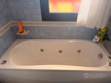 Vasca idromassaggio nuova.