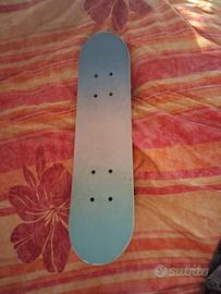 Skateboard azzurro con adesivi
