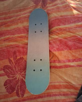 Skateboard azzurro con adesivi