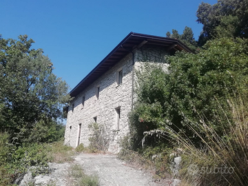 Rustico con terreno pianeggiante