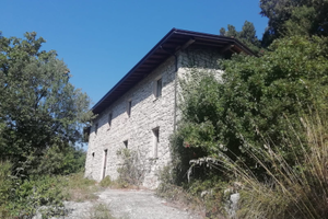 Rustico con terreno pianeggiante