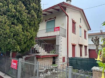 Villa di 250 m² con più di 5 locali a Savignano su