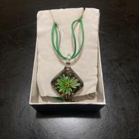 Collana con pendente a fiore