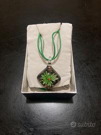 Collana con pendente a fiore