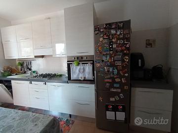 Cucina usata bianco panna senza elettrodomestici