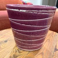 Porta vaso color melanzana con spirali bianche