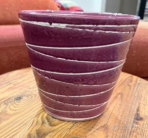 Porta vaso color melanzana con spirali bianche