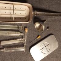 Siringa in vetro con sua sterilizzatore vintage 