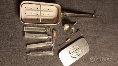 Siringa in vetro con sua sterilizzatore vintage 